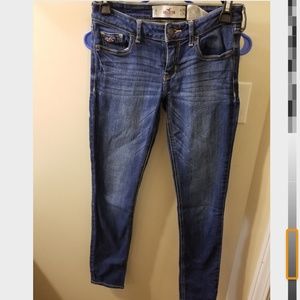 Hollister 1S jeans.